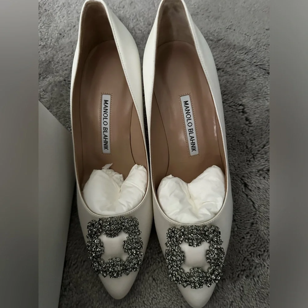 Satin wedding Manolo Blahnik-Hangisi 70 - Picture 2 of 7